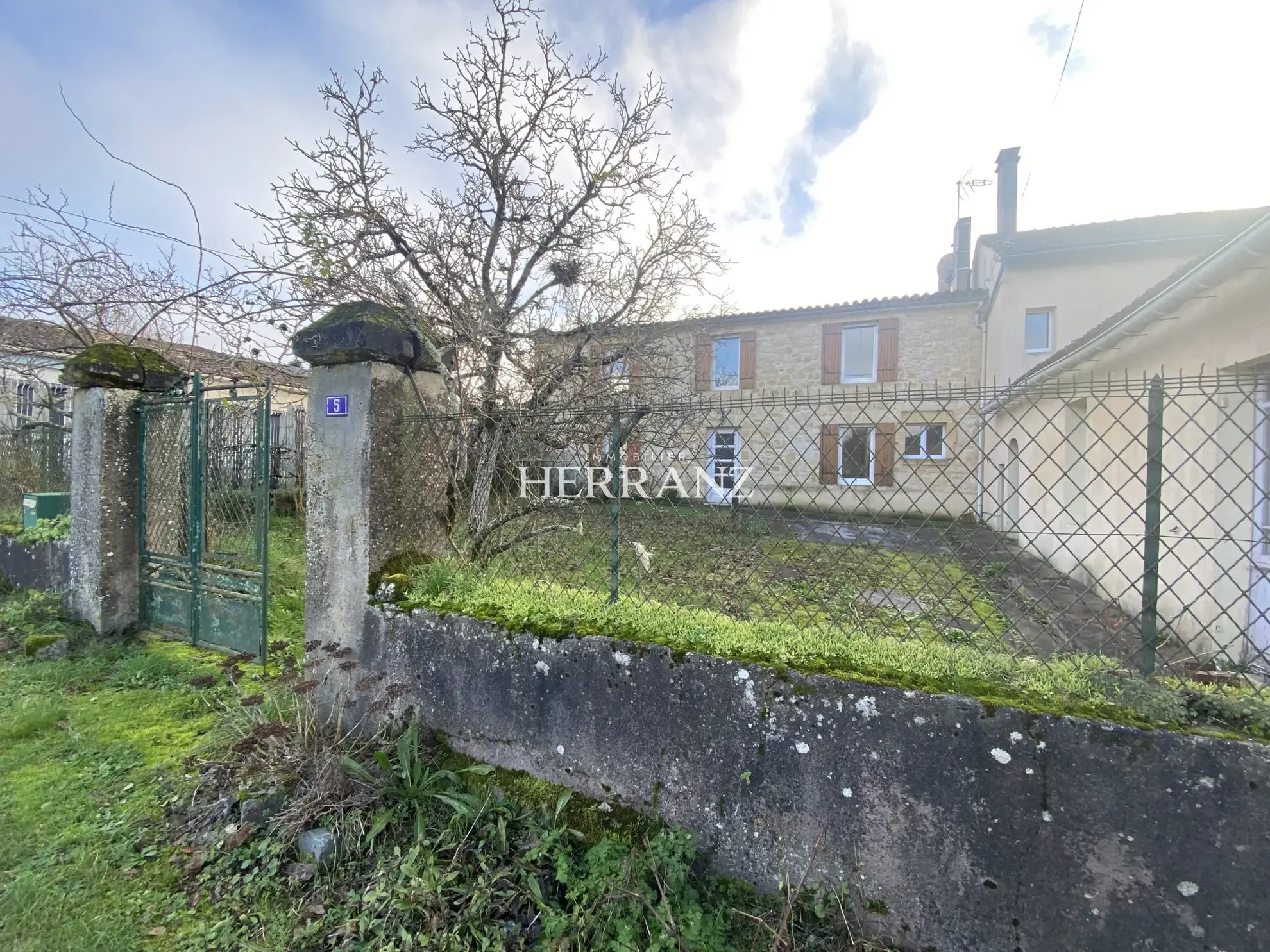 Maison familiale avec belle façade en moellon - 218 m² à Les Salles de Castillon 
