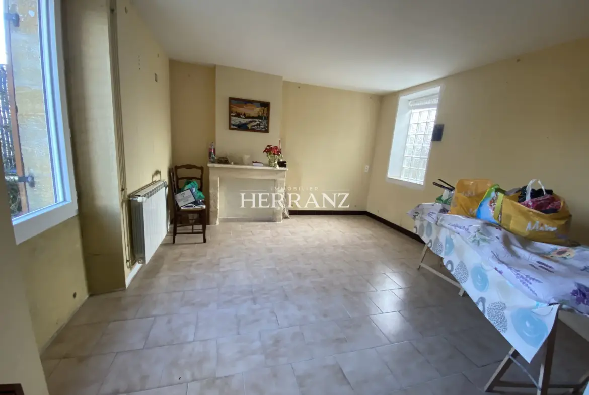 Maison familiale avec belle façade en moellon - 218 m² à Les Salles de Castillon 