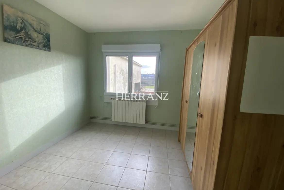 Maison familiale avec belle façade en moellon - 218 m² à Les Salles de Castillon 
