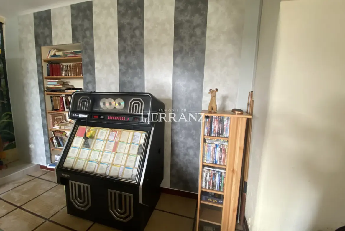 Maison familiale avec belle façade en moellon - 218 m² à Les Salles de Castillon 