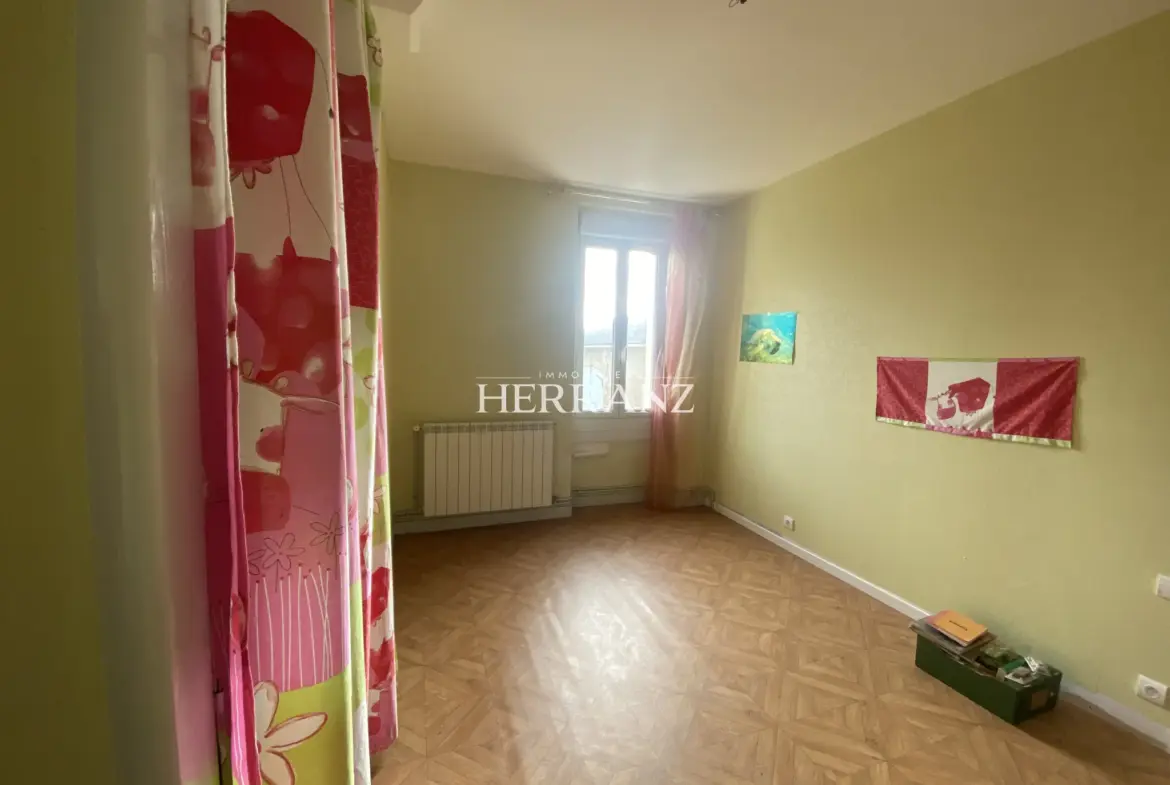 Maison familiale avec belle façade en moellon - 218 m² à Les Salles de Castillon 
