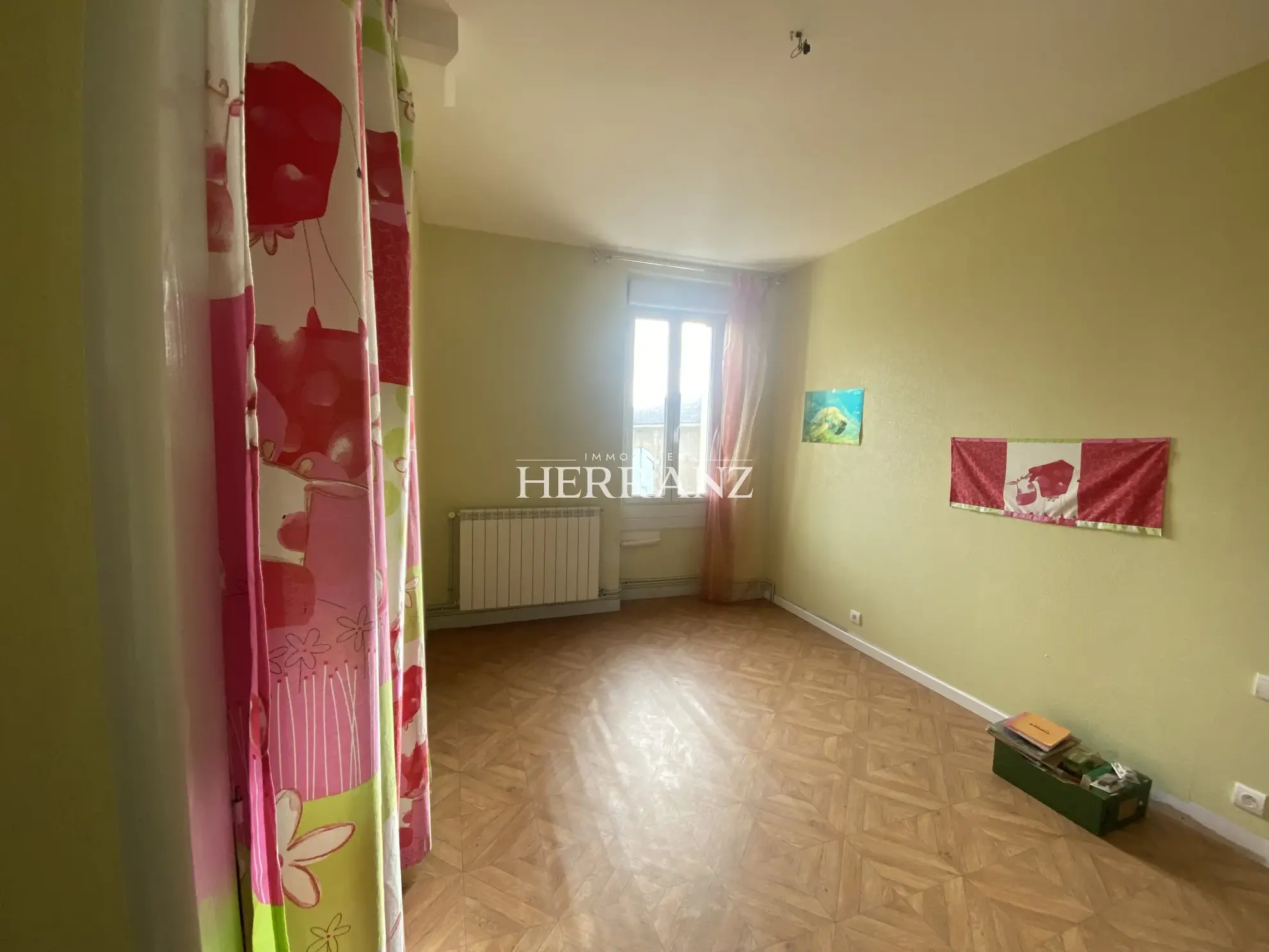 Maison familiale avec belle façade en moellon - 218 m² à Les Salles de Castillon 