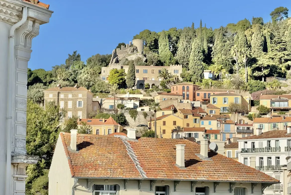 Charmant T2 avec vue dégagée et véranda à Hyères 
