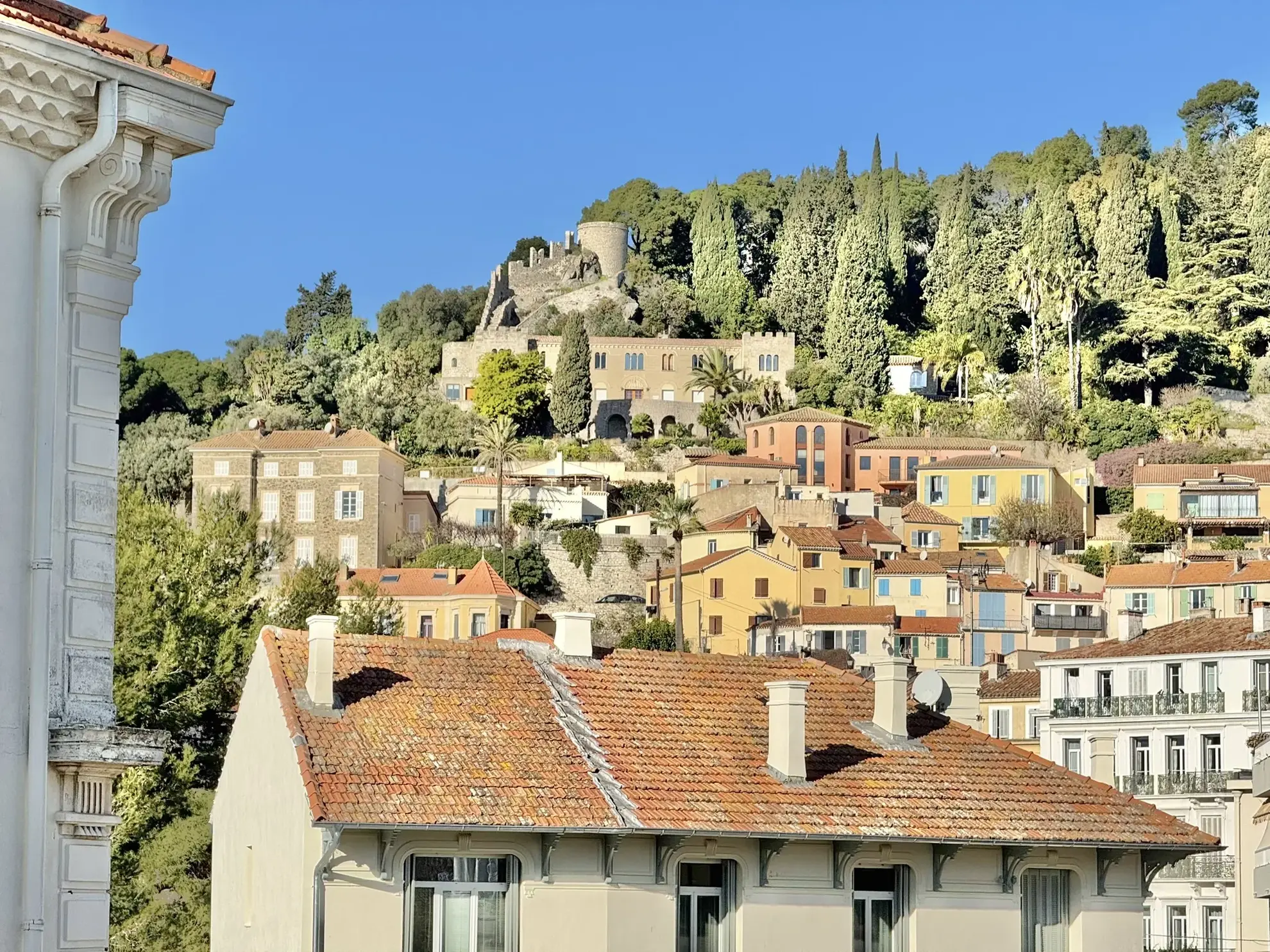 Charmant T2 avec vue dégagée et véranda à Hyères 