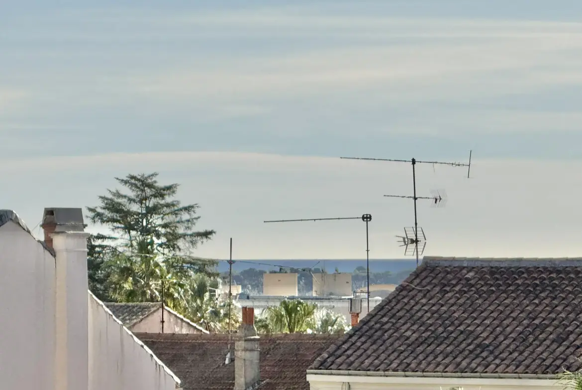 Charmant T2 avec vue dégagée et véranda à Hyères 