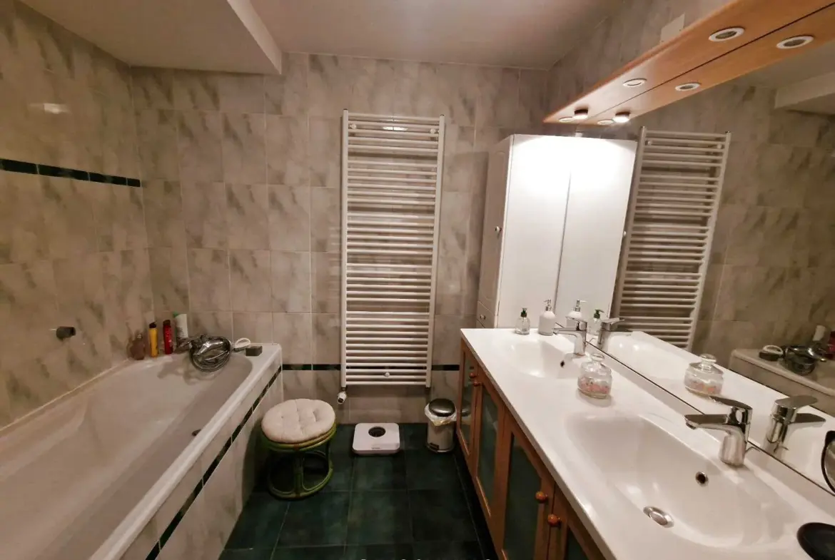 À vendre : Triplex soigné à Bettendorf avec terrasse ensoleillée 