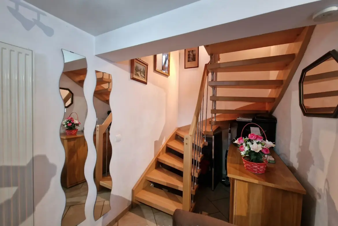 À vendre : Triplex soigné à Bettendorf avec terrasse ensoleillée 