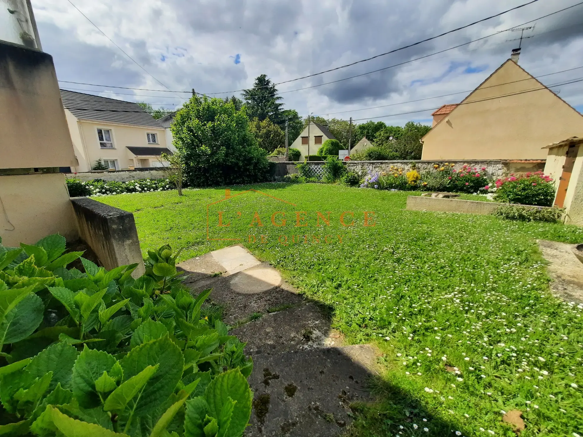 À vendre : Pavillon Indépendant avec Sous-Sol à Quincy Voisins 