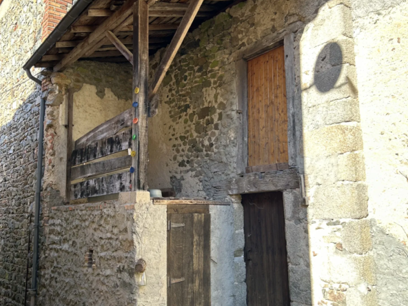 Maison 3 pièces à vendre à Châteldon - 50 m² avec grange et terrain 