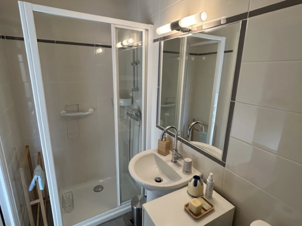 Maison 3 pièces à vendre à Châteldon - 50 m² avec grange et terrain 