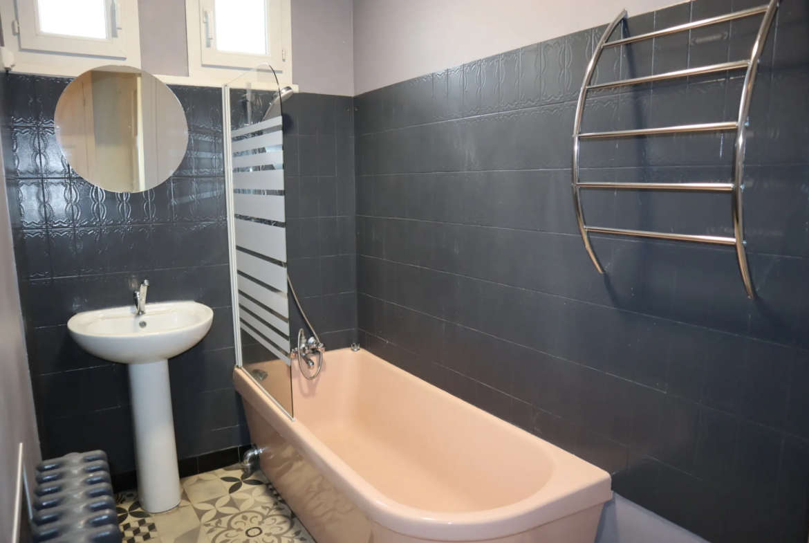 Maison spacieuse à vendre à Autun avec 5 chambres et 4 garages 