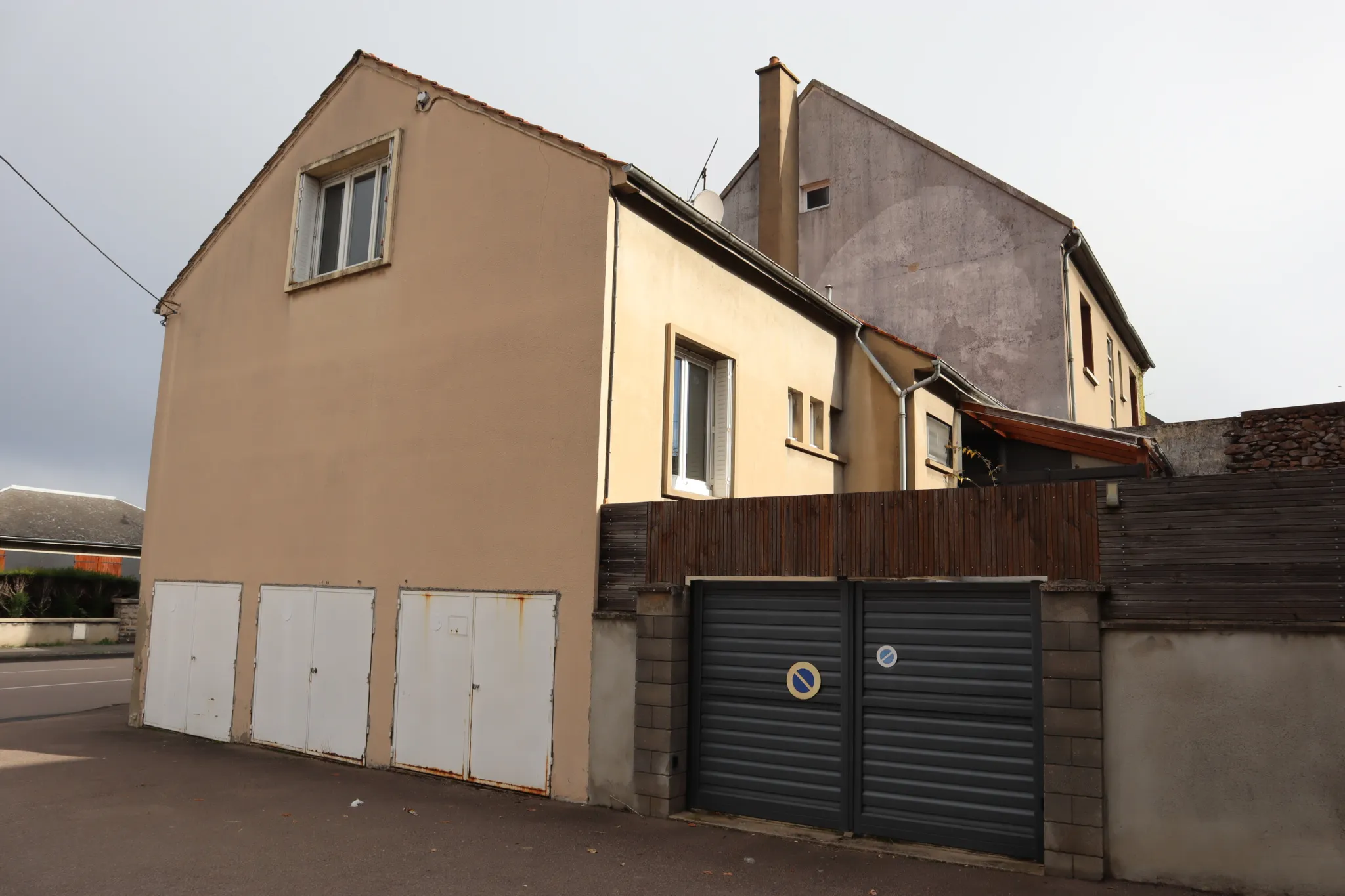 Maison spacieuse à vendre à Autun avec 5 chambres et 4 garages 