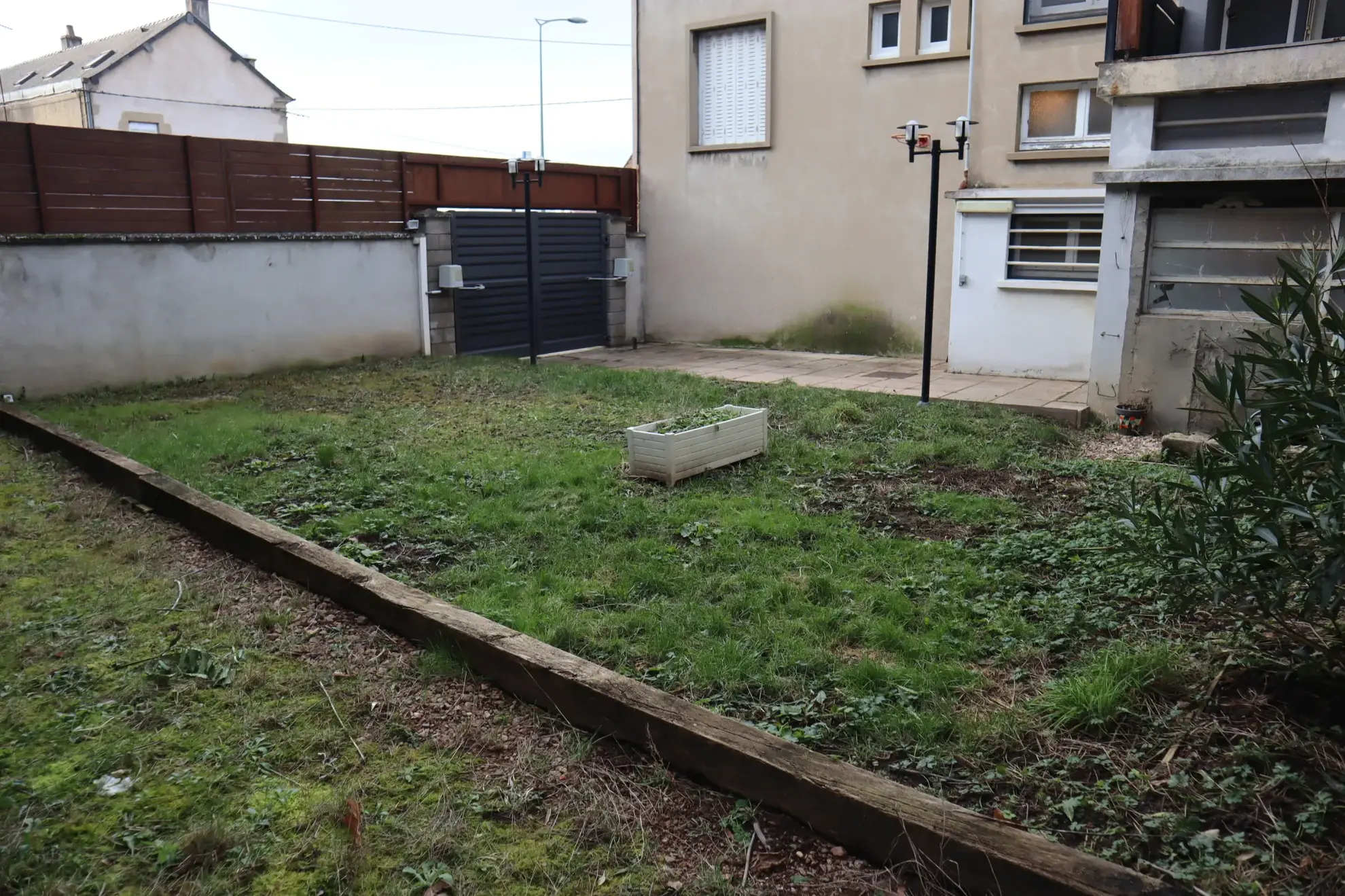 Maison spacieuse à vendre à Autun avec 5 chambres et 4 garages 