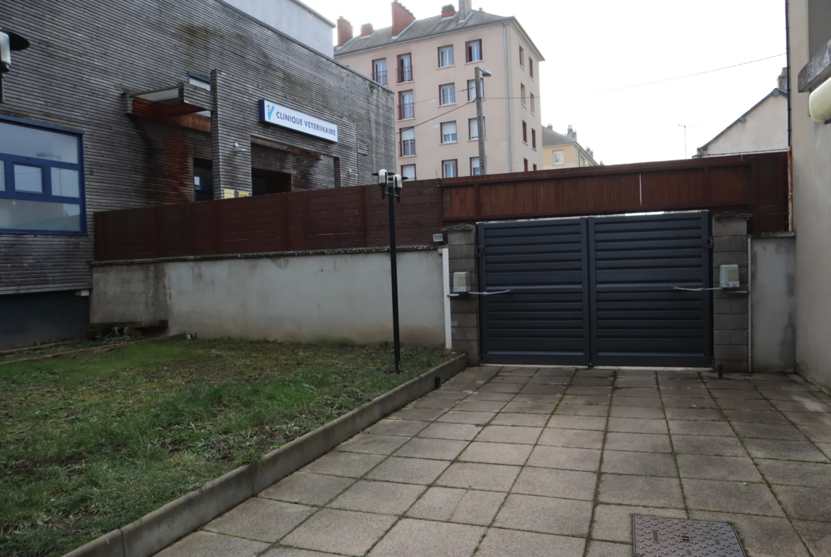 Maison spacieuse à vendre à Autun avec 5 chambres et 4 garages 