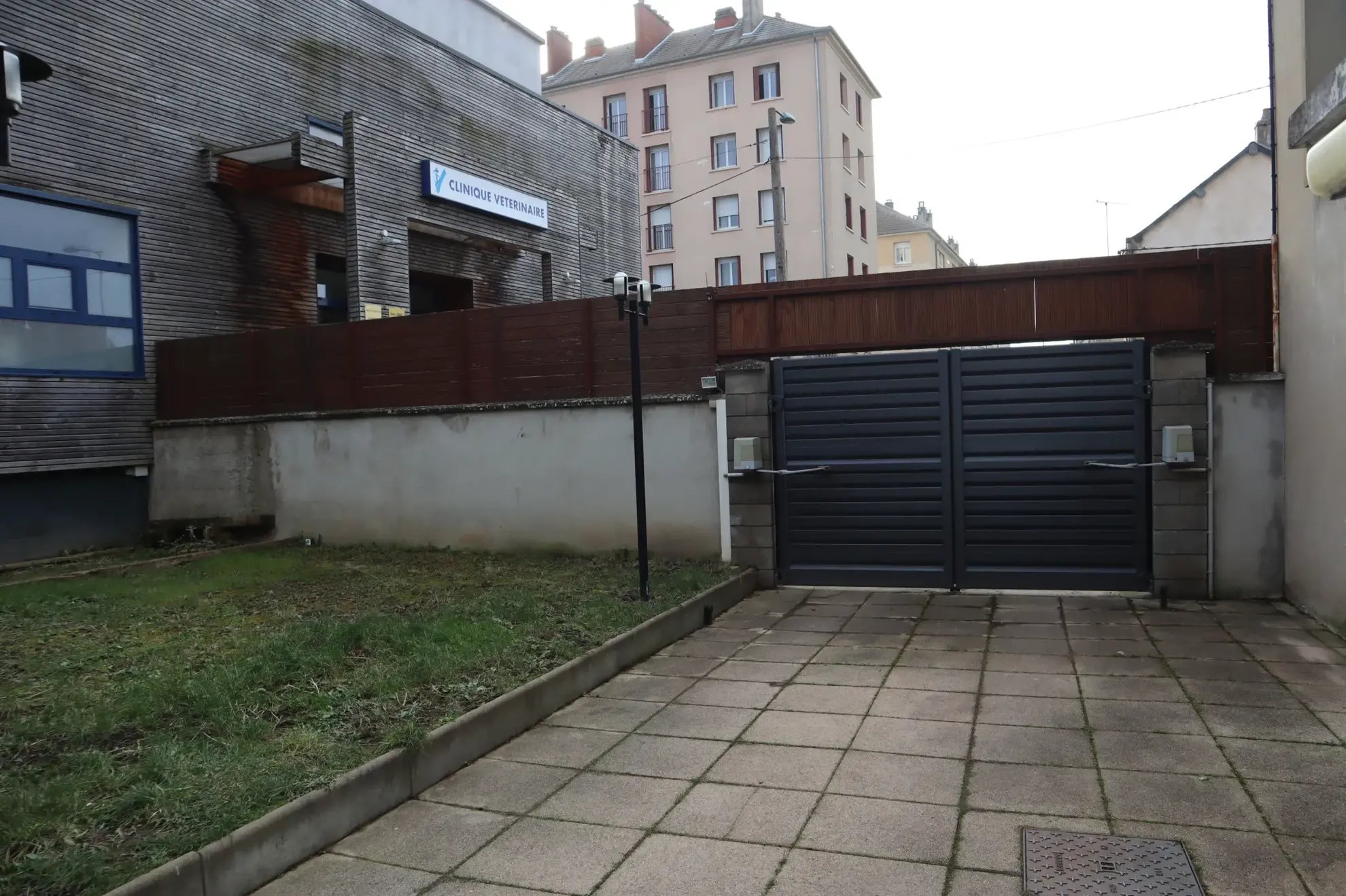 Maison spacieuse à vendre à Autun avec 5 chambres et 4 garages 