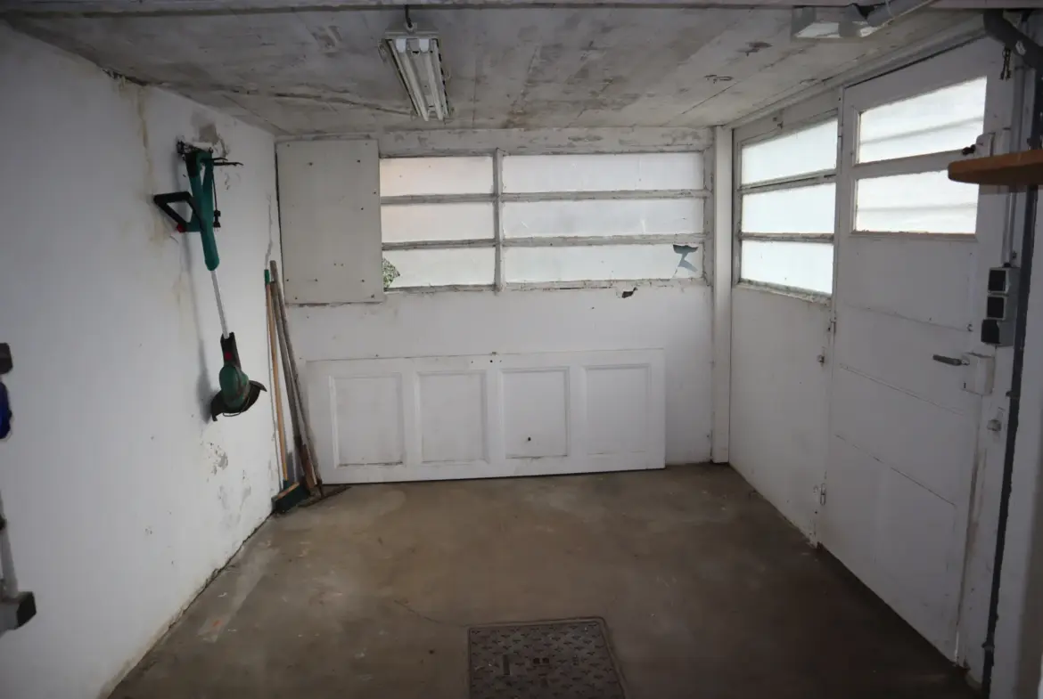 Maison spacieuse à vendre à Autun avec 5 chambres et 4 garages 