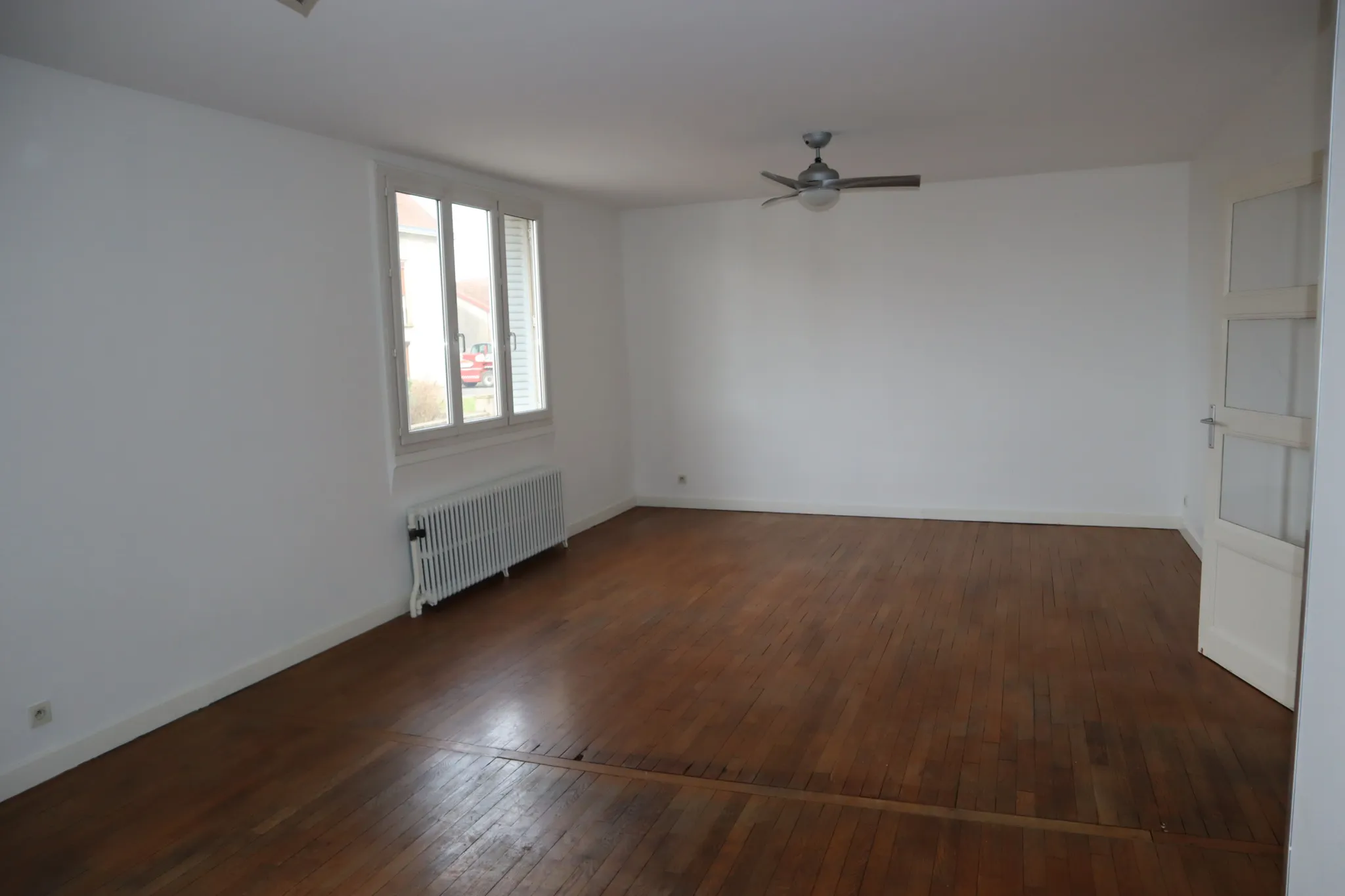 Maison spacieuse à vendre à Autun avec 5 chambres et 4 garages 