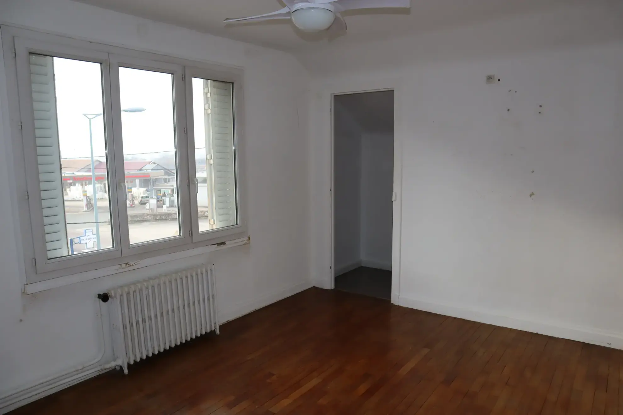 Maison spacieuse à vendre à Autun avec 5 chambres et 4 garages 