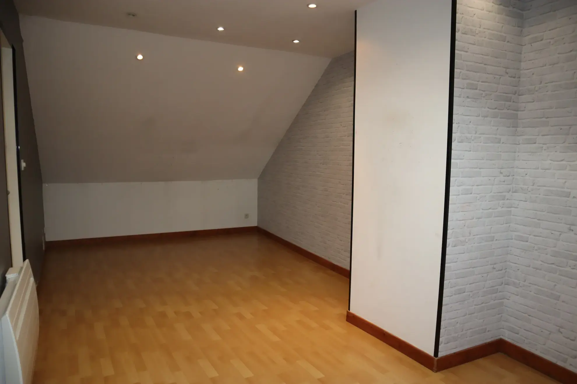 Maison spacieuse à vendre à Autun avec 5 chambres et 4 garages 