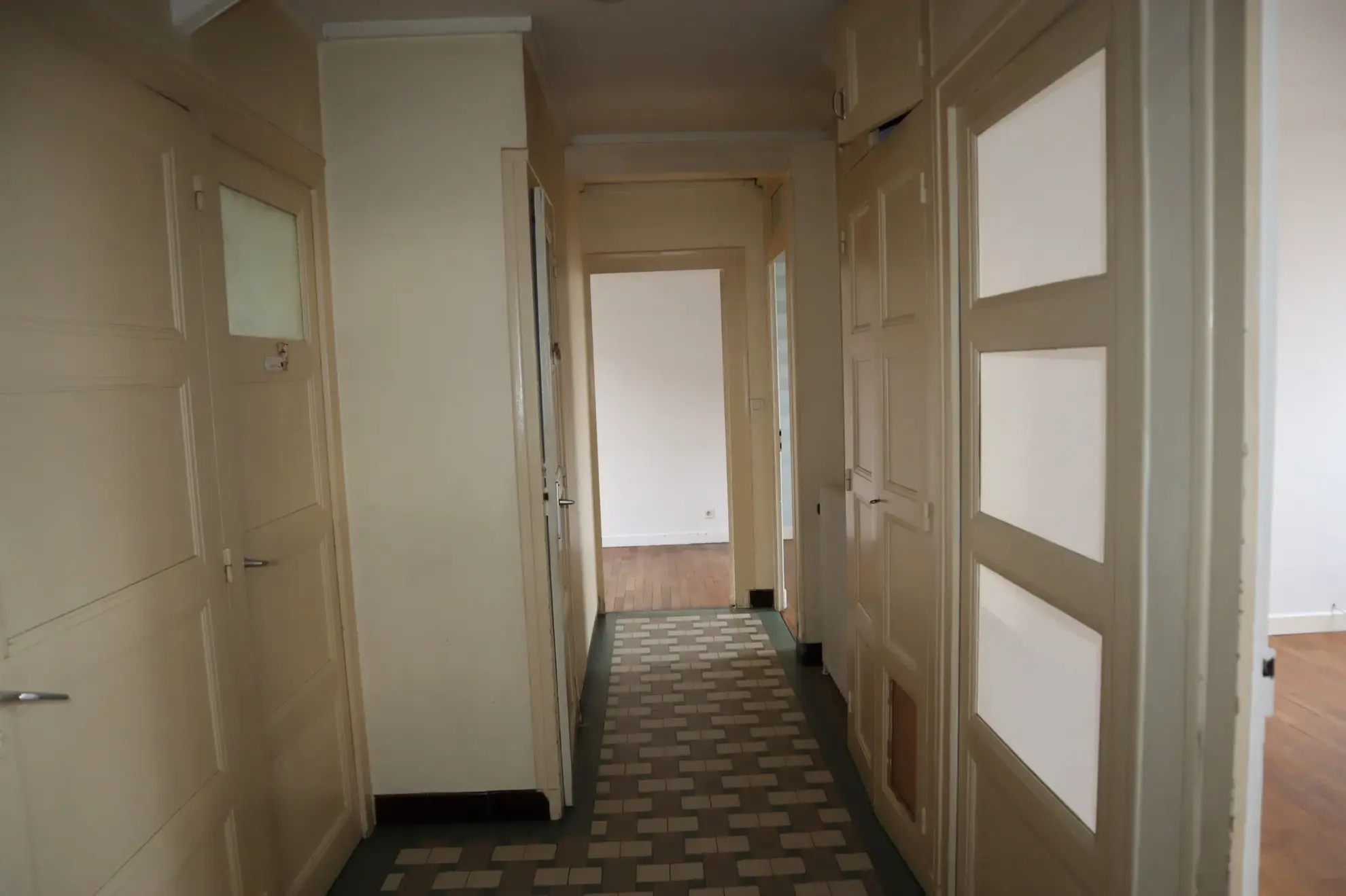 Maison spacieuse à vendre à Autun avec 5 chambres et 4 garages 