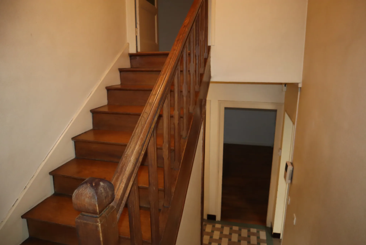 Maison spacieuse à vendre à Autun avec 5 chambres et 4 garages 
