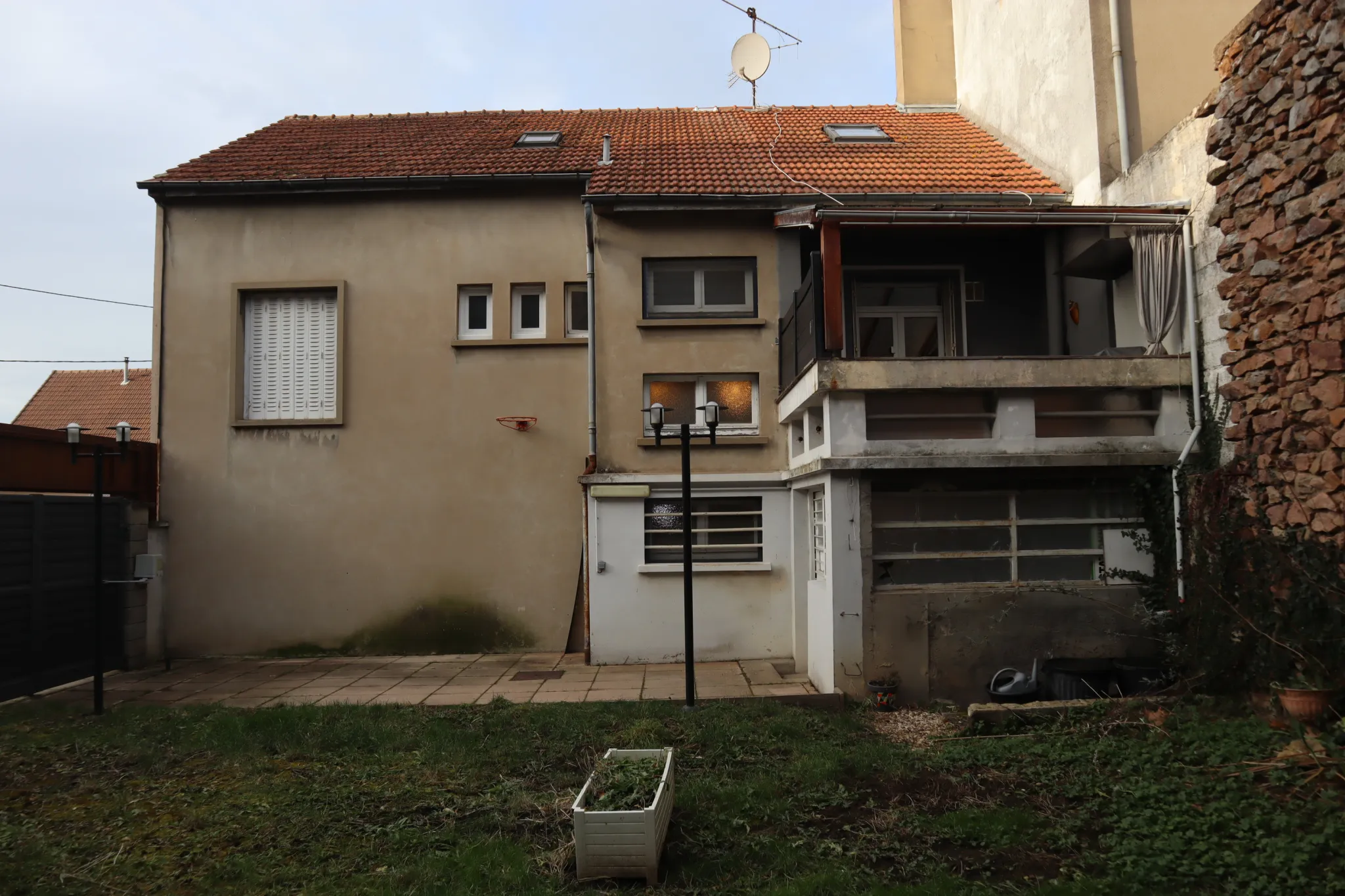 Maison spacieuse à vendre à Autun avec 5 chambres et 4 garages 