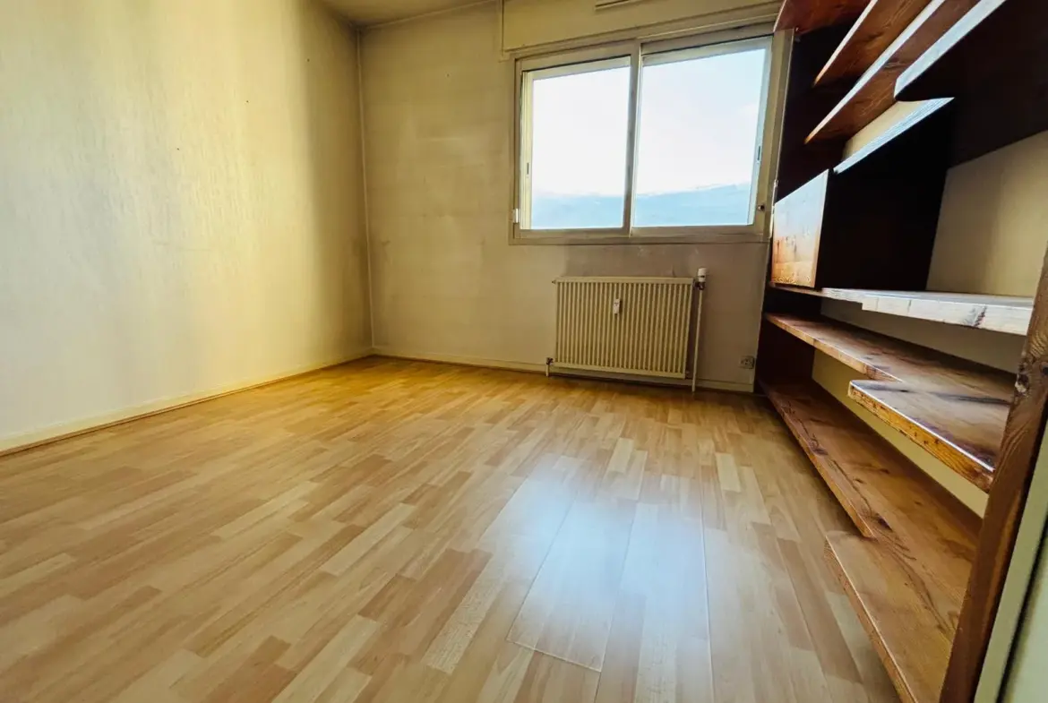 Appartement T4 80 m² avec balcon à rénover à Grenoble 