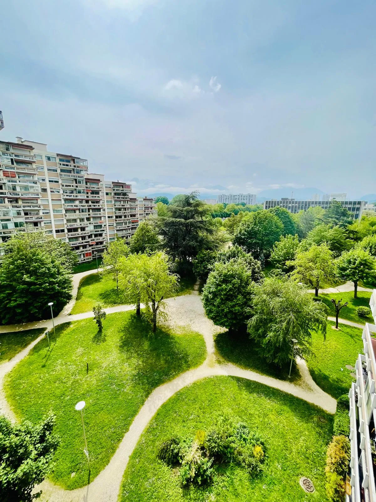 Appartement T4 80 m² avec balcon à rénover à Grenoble 