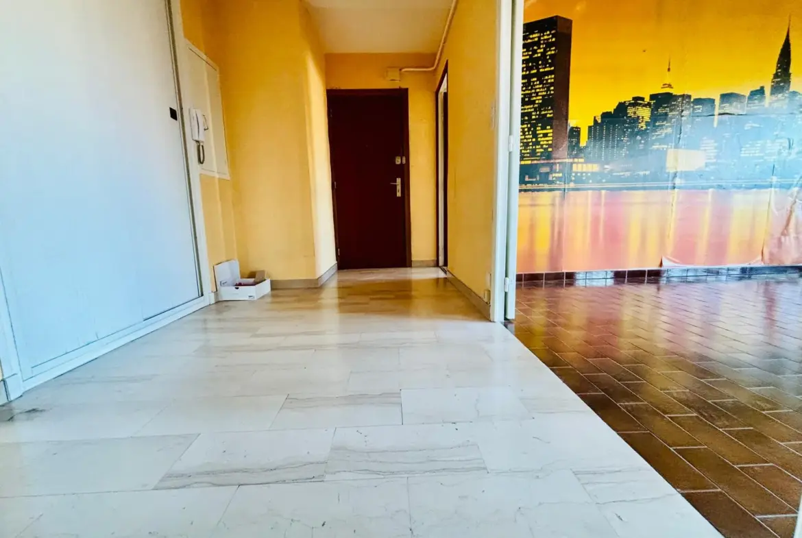 Appartement T4 80 m² avec balcon à rénover à Grenoble 
