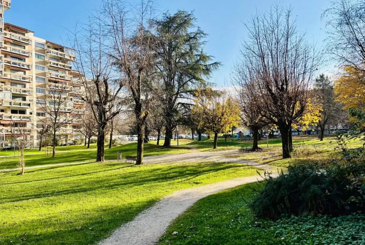 Appartement T4 80 m² avec balcon à rénover à Grenoble 