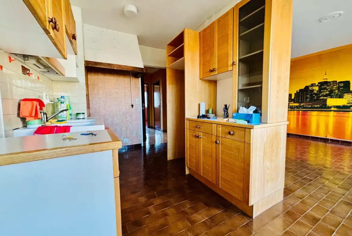 Appartement T4 80 m² avec balcon à rénover à Grenoble 