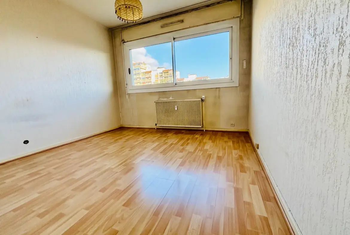 Appartement T4 80 m² avec balcon à rénover à Grenoble 