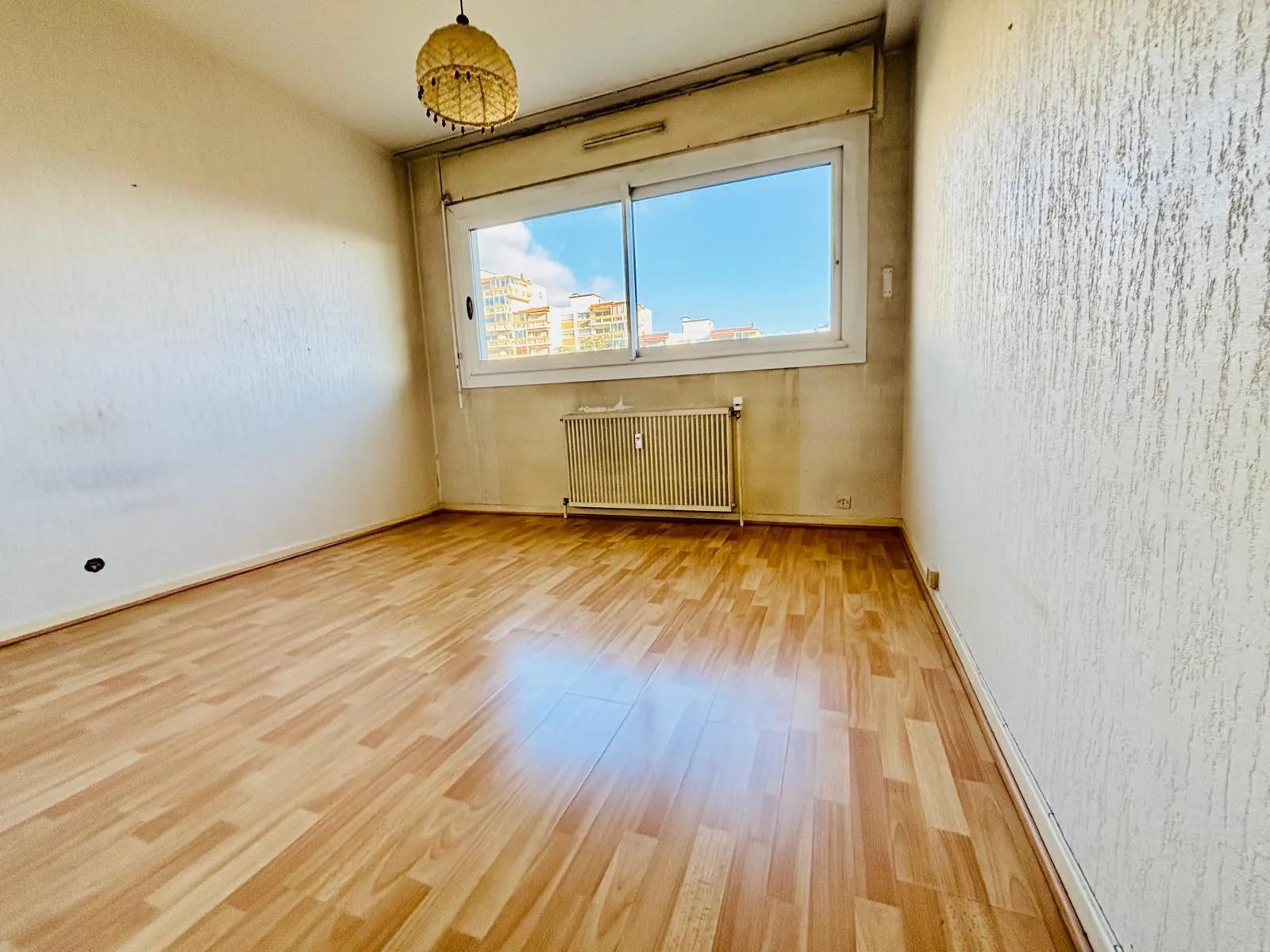 Appartement T4 80 m² avec balcon à rénover à Grenoble 