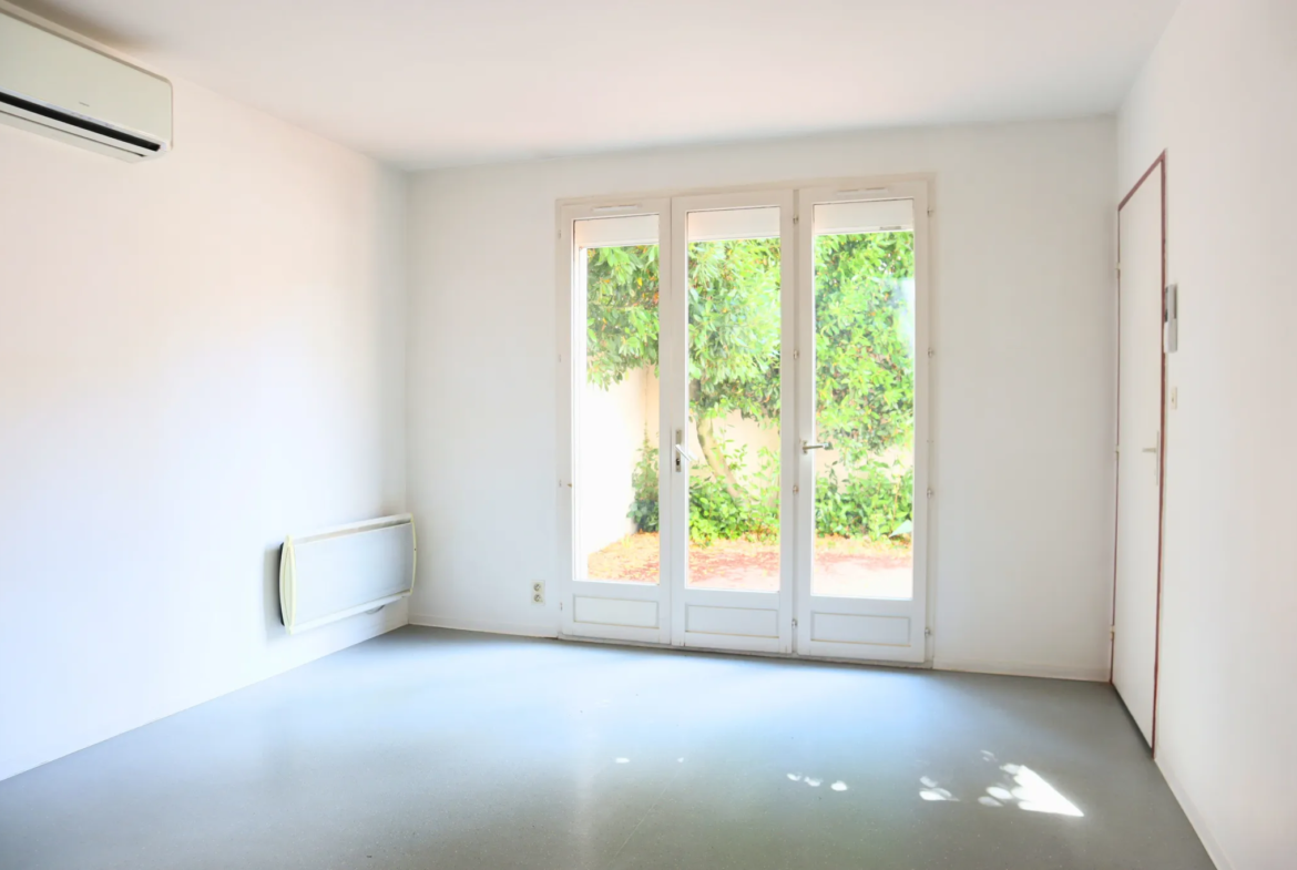 Maison de plain-pied à Cognac avec terrasse et trois parkings 