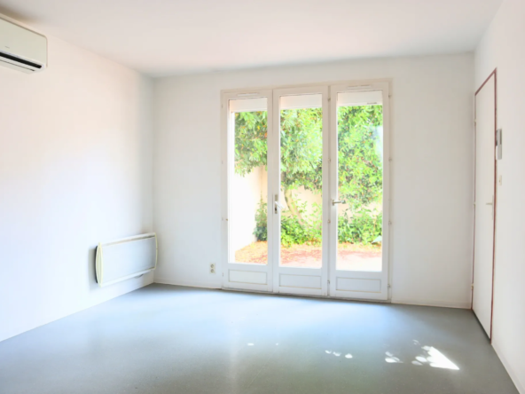 Maison de plain-pied à Cognac avec terrasse et trois parkings 