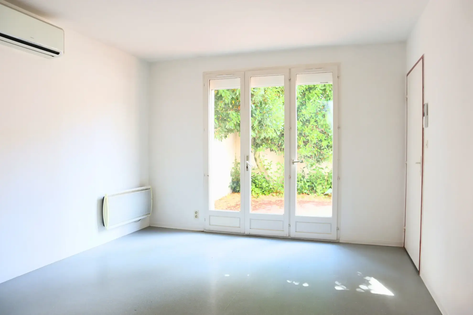 Maison de plain-pied à Cognac avec terrasse et trois parkings 
