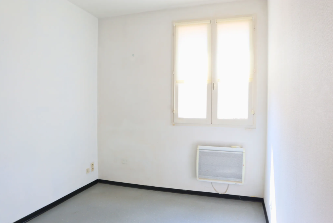 Maison de plain-pied à Cognac avec terrasse et trois parkings 
