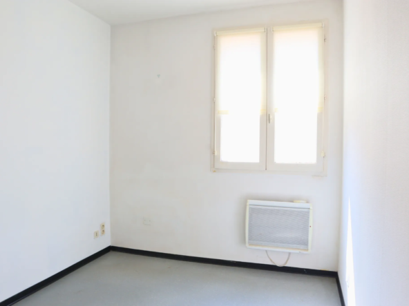 Maison de plain-pied à Cognac avec terrasse et trois parkings 