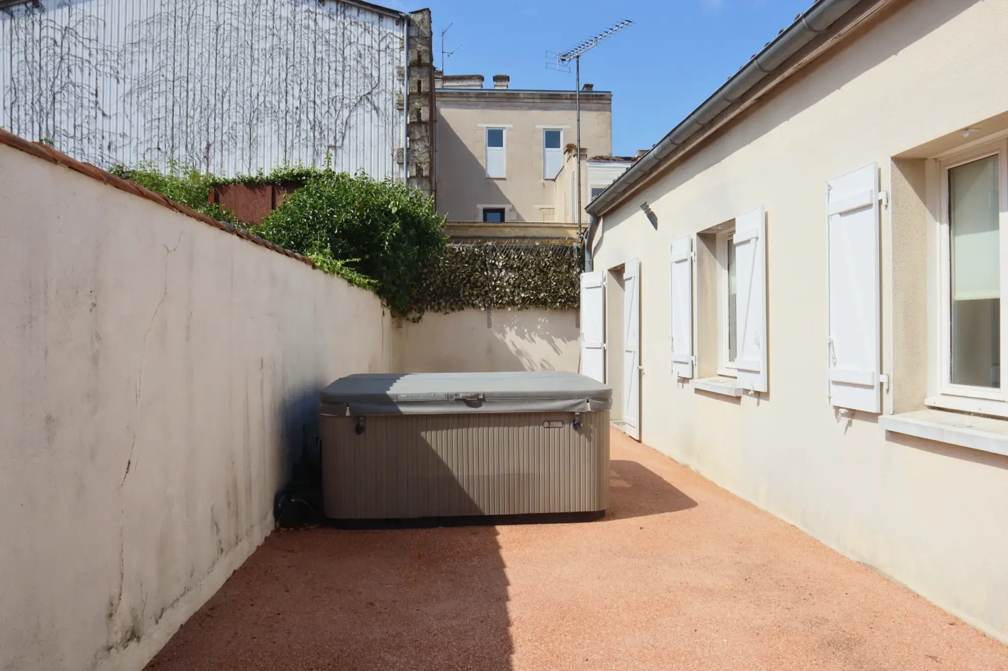 Maison de plain-pied à Cognac avec terrasse et trois parkings 