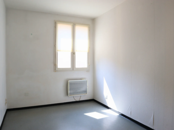 Maison de plain-pied à Cognac avec terrasse et trois parkings 
