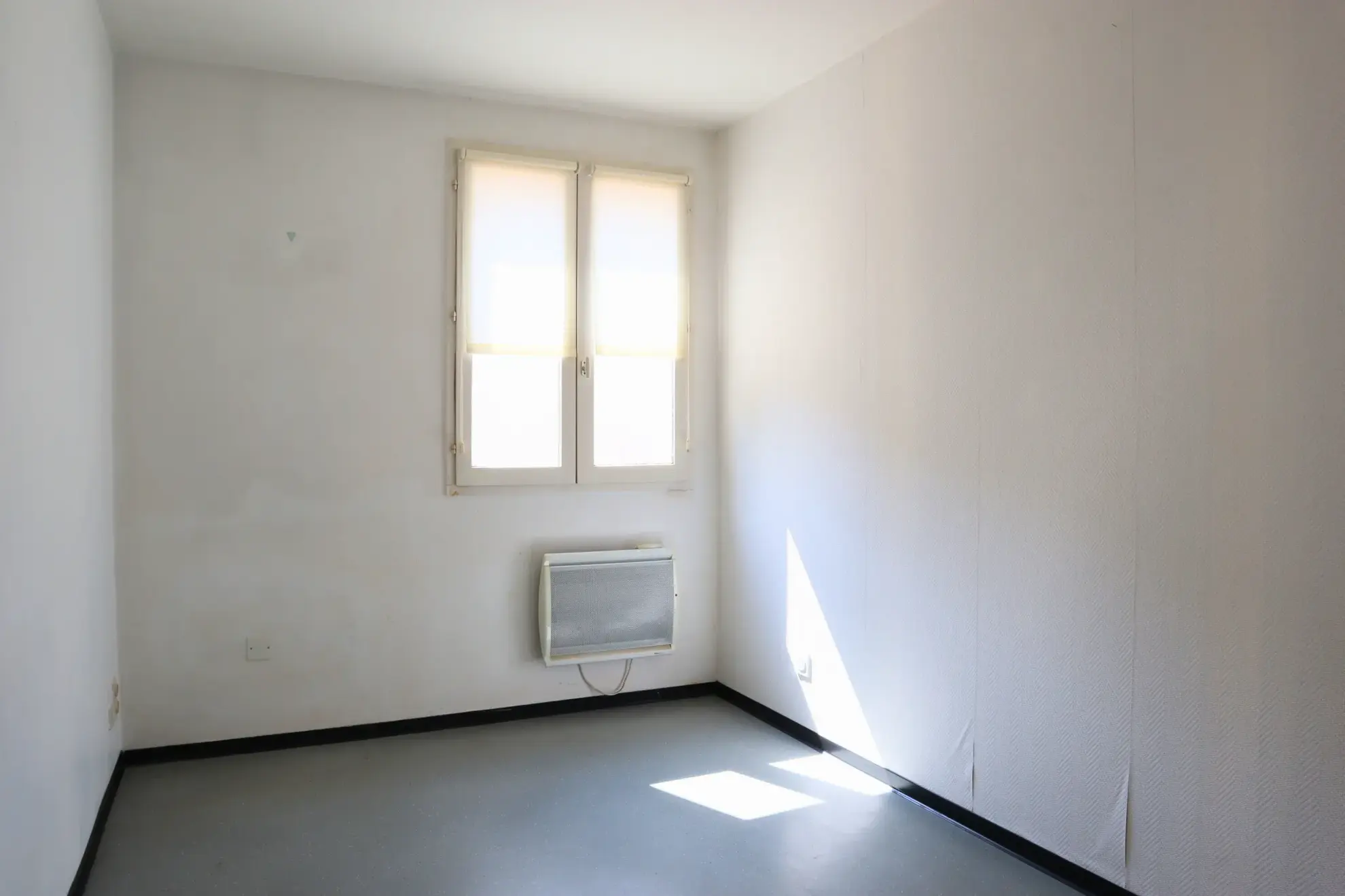 Maison de plain-pied à Cognac avec terrasse et trois parkings 