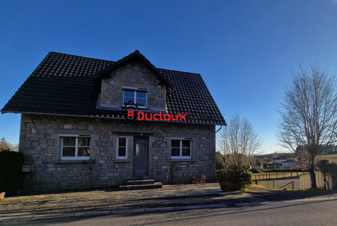 Maison individuelle en pierre de 125 m² à Lafeuillade-en-Vezie, entièrement rénovée 
