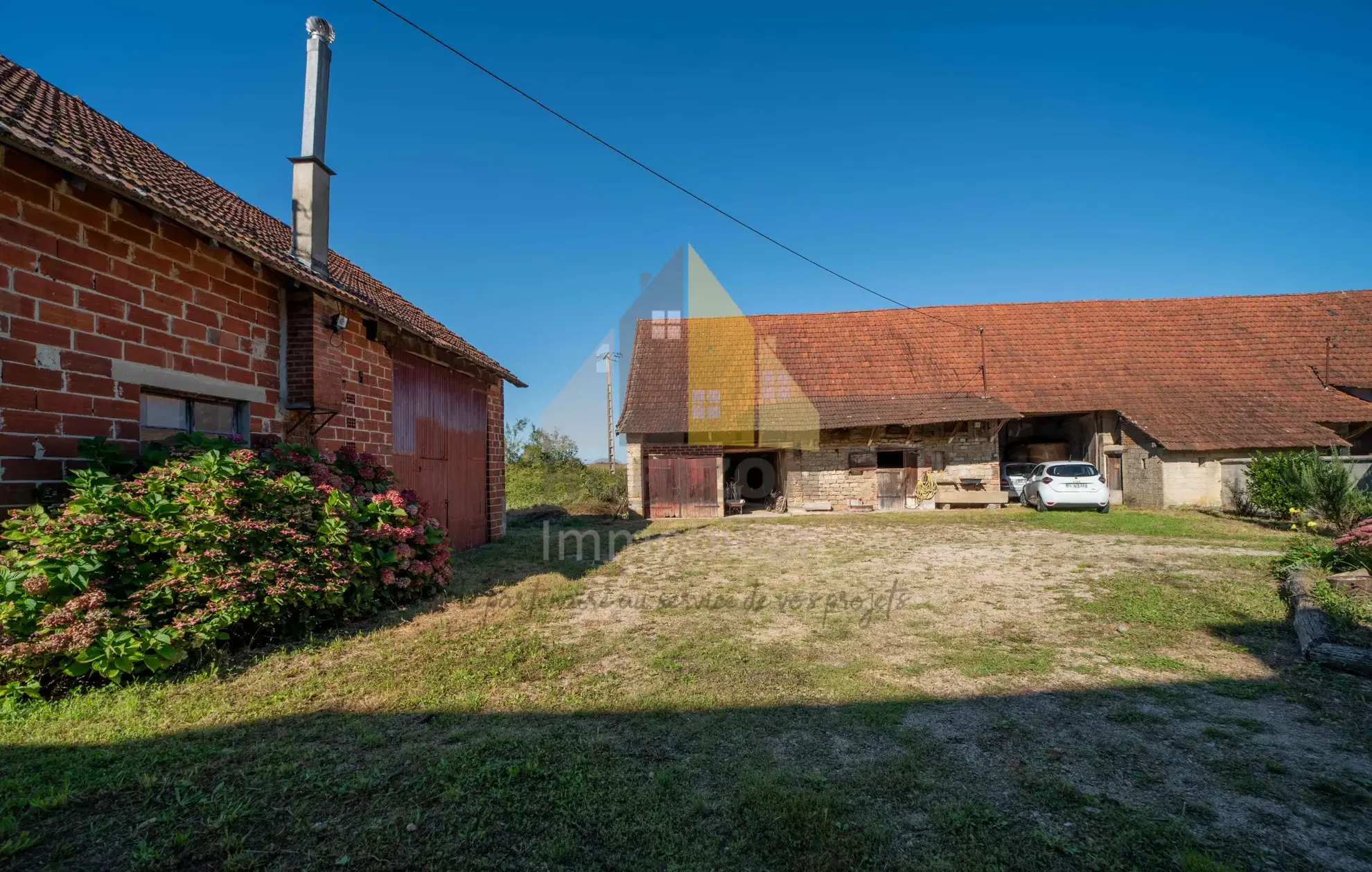 Longère mitoyenne avec dépendances à Frangy-en-Bresse 