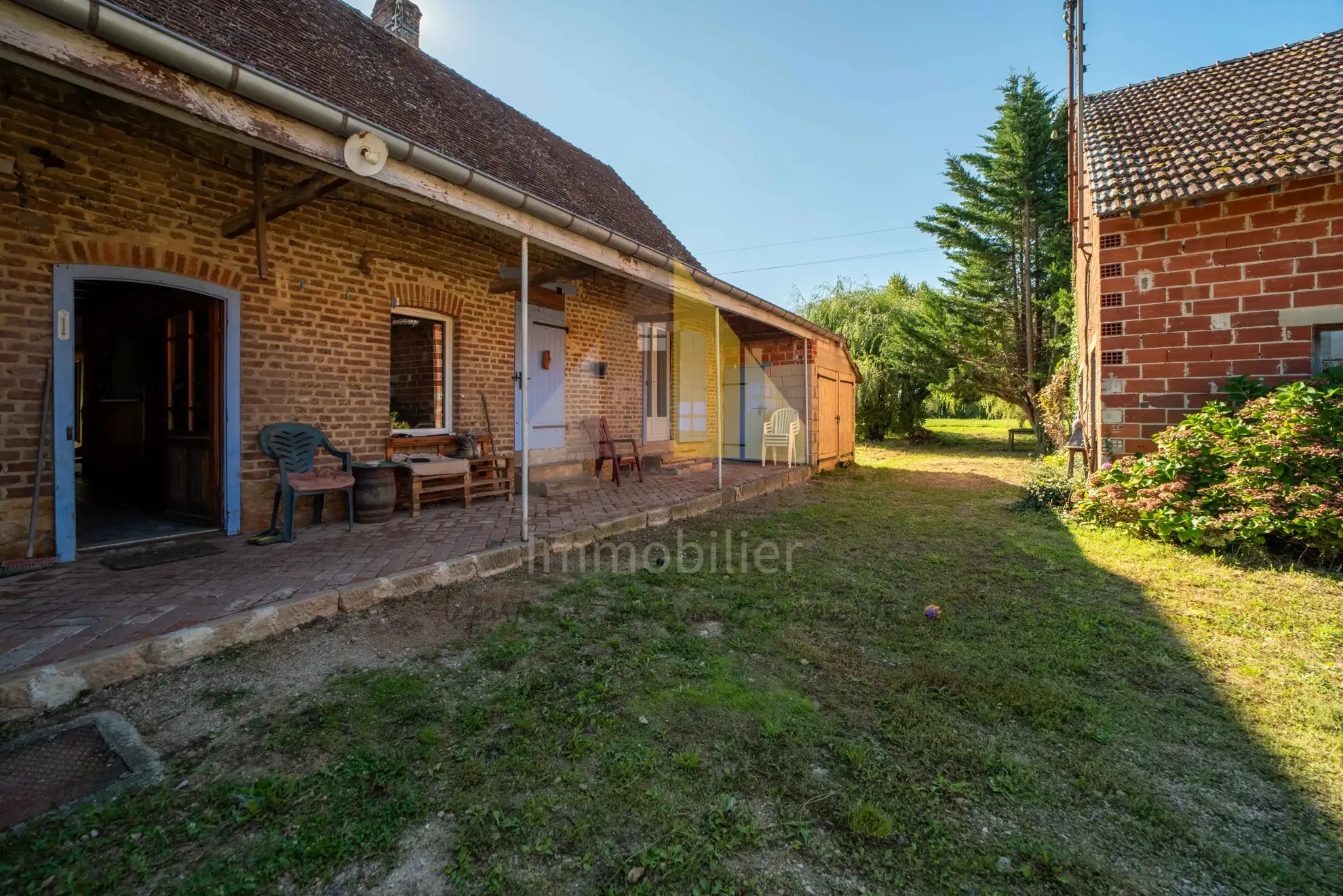 Longère mitoyenne avec dépendances à Frangy-en-Bresse 