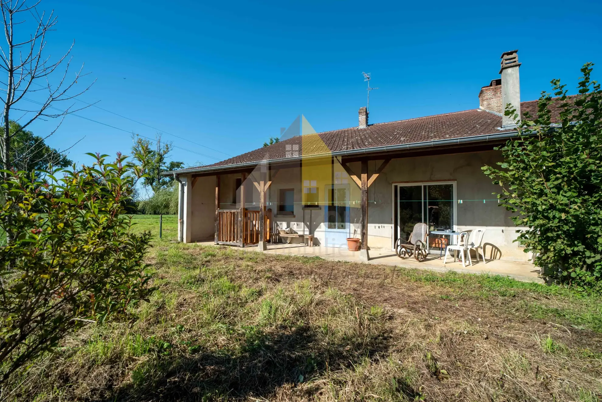 Longère mitoyenne avec dépendances à Frangy-en-Bresse 