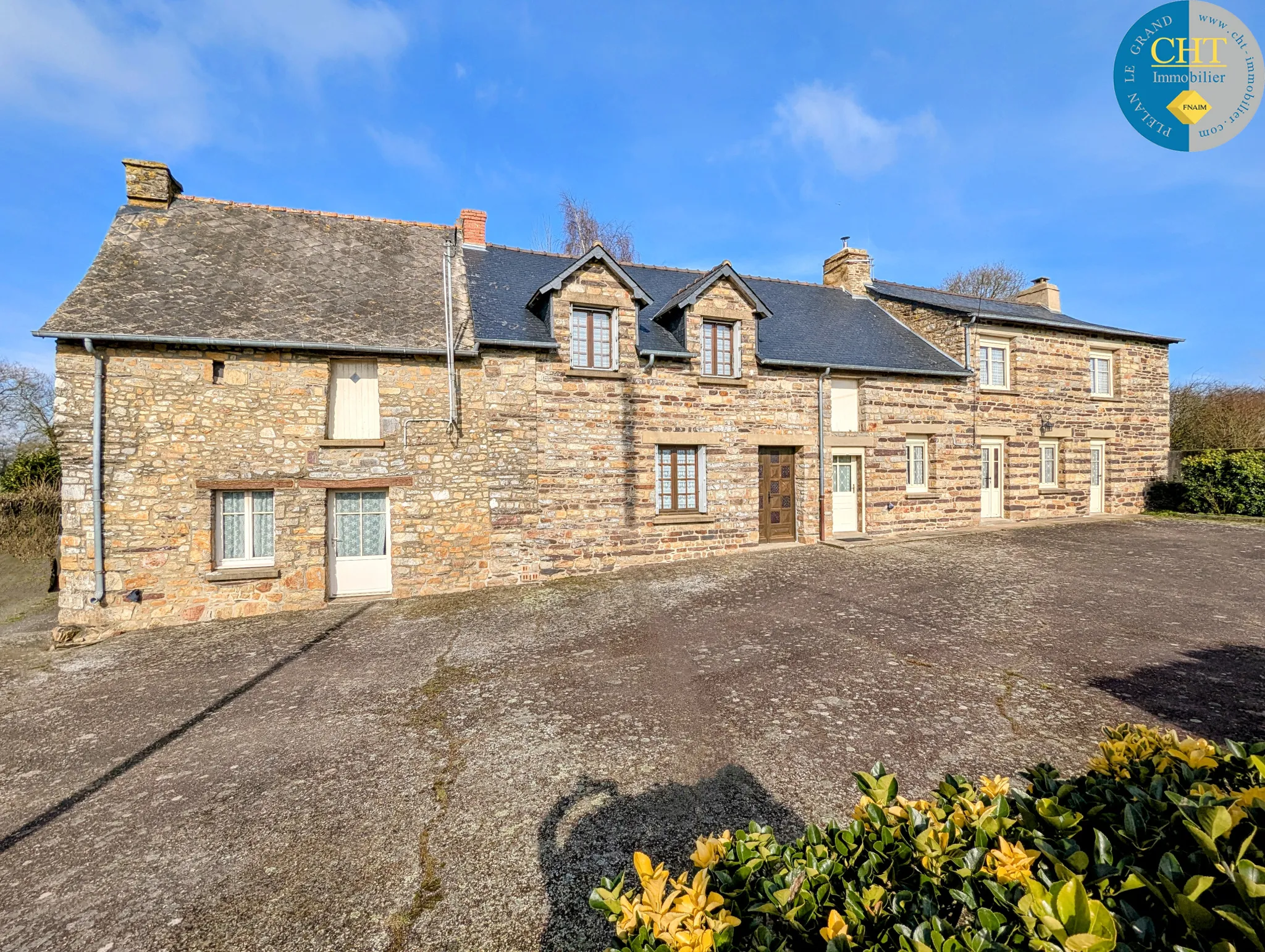 Vente d'une belle longère en pierres à Maxent 