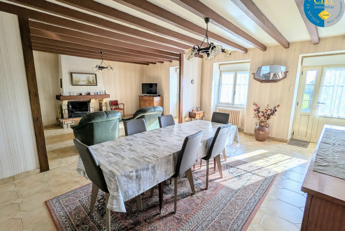 Vente d'une belle longère en pierres à Maxent 