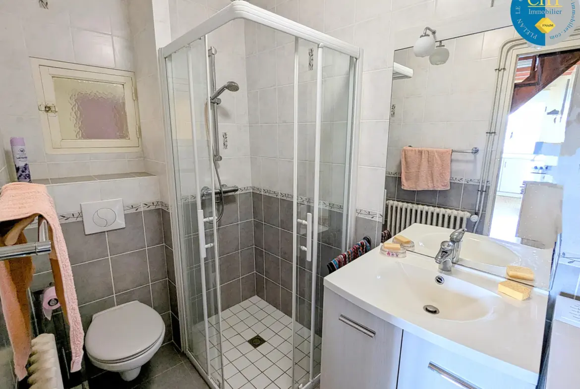 Vente d'une belle longère en pierres à Maxent 