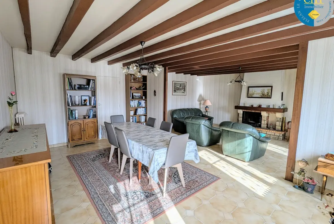 Vente d'une belle longère en pierres à Maxent 