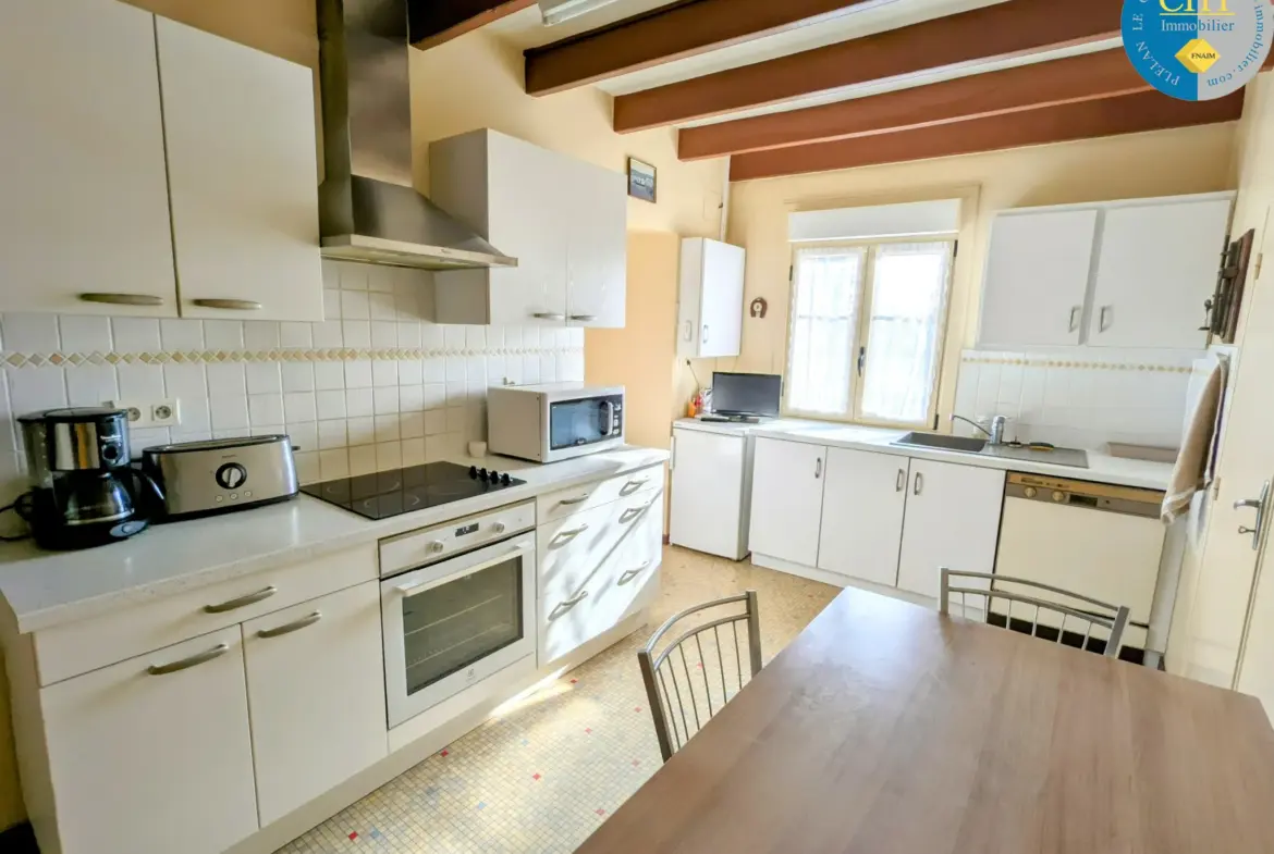 Vente d'une belle longère en pierres à Maxent 